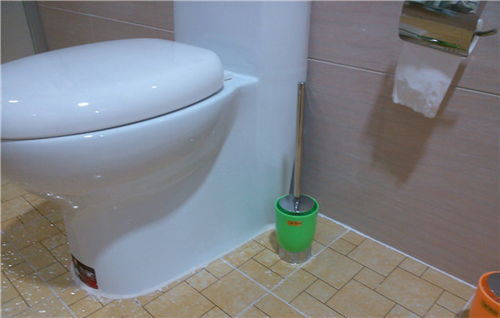 毛巾誤沖進(jìn)馬桶的應(yīng)對方法與預(yù)防措施